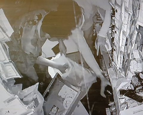 அலேக்காக பொருட்களை அள்ளிச் செல்லும் இளைஞர்கள்...சிசிடிவியில் சிக்கிய சம்பவம்...!