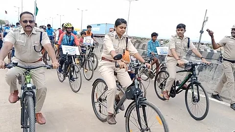 சைக்கிளில் சென்று விழிப்புணர்வு பிரச்சாரம் செய்த இணை ஆணையாளர்: