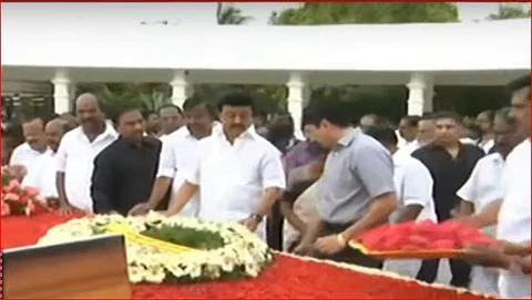 கலைஞர் கருணாநிதியின் 4ம் ஆண்டு நினைவு தினம்.. முதலமைச்சர் மலர்தூவி அஞ்சலி!!