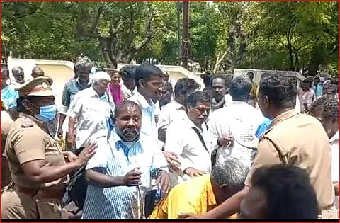 திடீர் சாலை மறியல் போராட்டத்தில் ஈடுபட்ட பார்வையற்றோர்...!