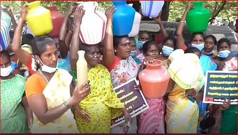 முறையாக குடிநீர் விநியோகம் செய்யவில்லை.. பொதுமக்கள் மாவட்ட ஆட்சியர் அலுவலகம் முன்பு தர்ணா!!