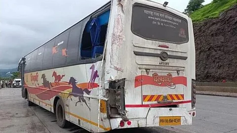 லாரி மோதி ஒருவர் பலி; மூவர் காயம்! பூனே - மும்பையில் நடந்த பயங்கர விபத்து!