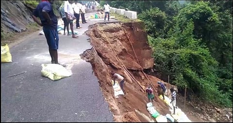 கொடைக்கானல்: தொடர் கனமழை.. ஒரு பக்கமாக சரிந்து விழுந்த சாலை.. போக்குவரத்து கடும் பாதிப்பு!!