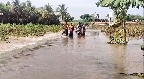 மயிலாடுதுறை: கொள்ளிடம் ஆற்றில் உபரி நீர் திறப்பு குறைந்தது.. வீடுகளுக்கு திரும்பும் மக்கள்!!