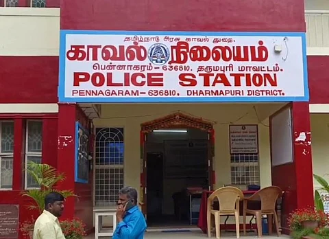 இருசக்கர வாகனத்தில் மது பாட்டில் கடத்தியவர் கைது...! 298 மதுபாட்டில்கள் பறிமுதல்...!