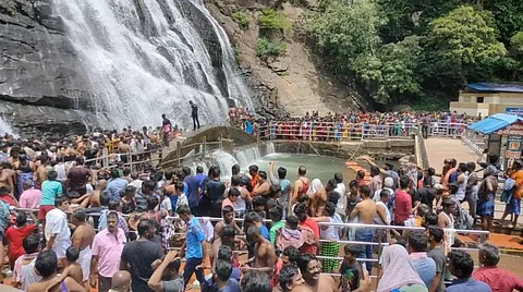 தொடர் விடுமுறையால் மக்கள் கூட்டத்தை கட்டுப்படுத்த முடியாமல் திணறும் போலீஸ்..!