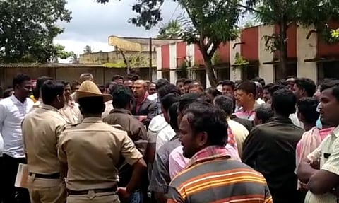 நீதிமன்ற வளாகத்திலேயே மனைவியை வெட்டி கொன்ற கணவன்.... பரபரப்பு சம்பவம்..!