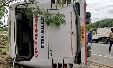 நாட்றம்பள்ளி : அரசு விரைவு பேருந்து கவிழ்ந்து விபத்து...!