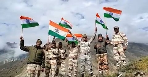 மலை உச்சியிலும் சுதந்திர தின கொண்டாட்டம்..!