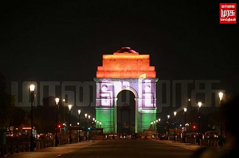மூவர்ணத்தில் ஜொலிக்கும் இந்திய நினைவு சின்னங்கள்!!!