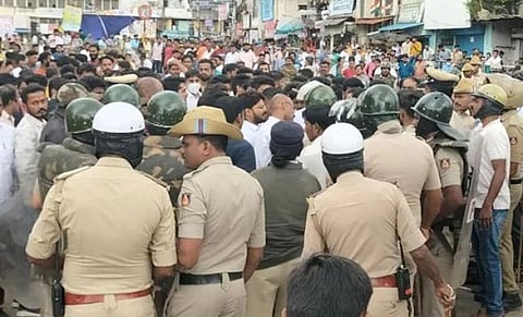 எதுக்கு கிழிக்கனும்....எதுக்கு ஒட்டனும்...எதுக்கு கைதாகனும்..!