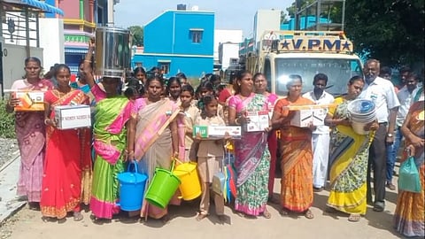 பள்ளிக்கு சீர் வரிசையா? பட்டையைக் கிளப்பிய கிராம மக்கள்!
