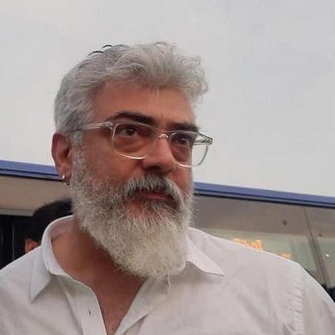 ஏகே 61 படப்பிடிப்பிற்காக விசாகப்பட்டினம் செல்லும் ஏகே...! விமான நிலையத்தில் எடுக்கப்பட்ட வீடியோ வைரல்...!