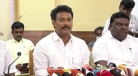 2500 பள்ளி மாணவர்கள் மரத்தடியில் கல்வி கற்கும் சூழல்- அன்பில் மகேஷ்