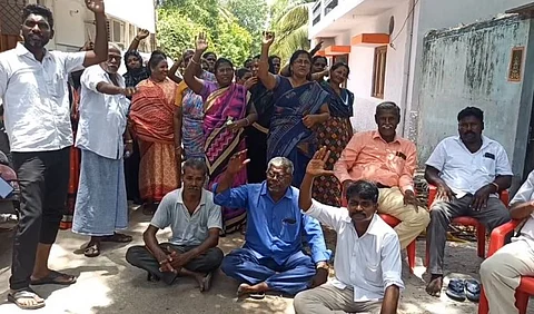 மழைநீர் வடிகால் பணிகள் கிடப்பில் இருப்பதால் மார்க்சிஸ்ட் கம்யூனிஸ்ட் கட்சி எம்.பி தர்ணா...!