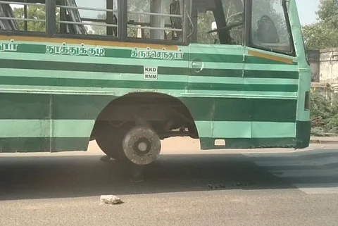 அரசு பேருந்து டயர் வெடித்து விபத்து...பயணிகள் அலறி அடித்து ஓட்டம்...!