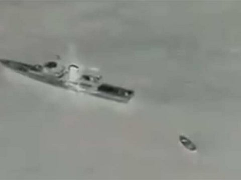 மகாராஷ்டிரா கடலில் ஏகே47 உடன் மிதந்த மர்ம படகு.....!!!!!