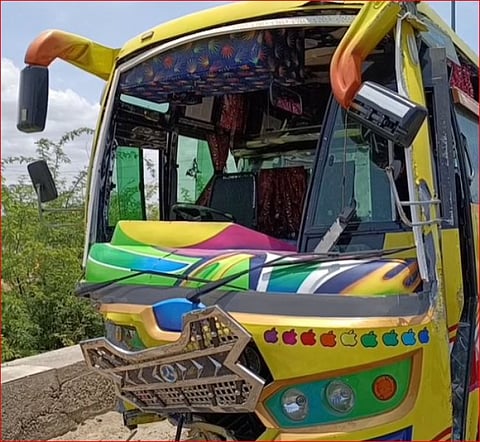 திருச்செந்தூர் - கன்னியாகுமரி நெடுஞ்சாலையில் வேன் மீது கார் மோதி விபத்து...!