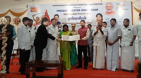 அஞ்சல் தலையை வெளியிட்ட தமிழக ஆளுநர் ஆர்.என்.ரவி...அதனை பெற்றுக்கொண்ட தமிழிசை செளந்தரராஜன்..!