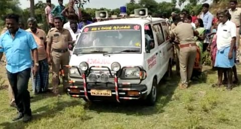 காவலர் வாகனத்திலிருந்து தப்பியோடி இளைஞர் தூக்கிட்டு தற்கொலை...!