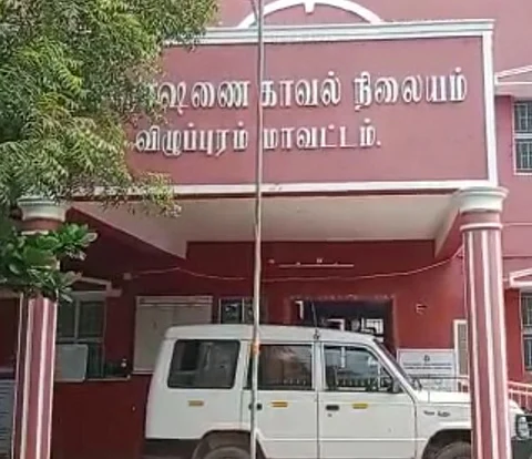 அதிமுக பிரமுகர் மீது தாக்குதல்...! ஆம்புலன்ஸ் வாகனம் மற்றும் ஊழியர்களை தாக்கியவர்கள் கைது...!