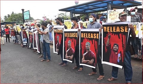 இலங்கையில் மீண்டும் பதற்றம்...பயங்கரவாத தடை சட்டத்தின் கீழ் கைது செய்யப்பட்ட மாணவர்கள்!