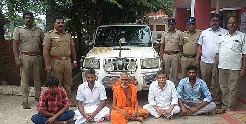 காவி உடை அணிந்து சாமியார் நாடகம்...காருடன் மடக்கி பிடித்த போலீசார்..!