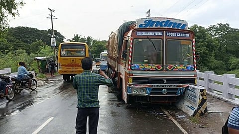 பண்ருட்டி: லாரி டயர் வெடித்து விபத்து...!