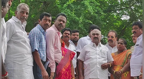 மழை நீர் கால்வாய் அமைக்கும் பணி...! அடிக்கல் நாட்டி துவக்கி வைத்த அமைச்சர்..!