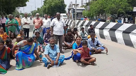 தெரு நாய்களின் அட்டகாசம்...! பிடிக்க வலியுறுத்தி சாலை மறியல் போராட்டத்தில் ஈடுபட்ட மக்கள்...!
