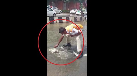 சாலையில் இறங்கி வேலை செய்த காவலர்! வைரல் வீடியோ!!