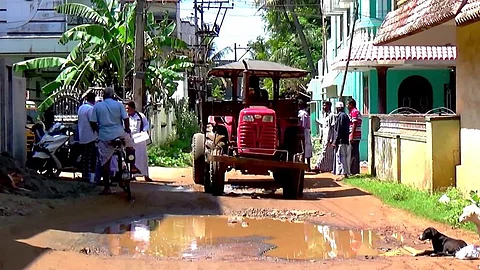 சாலையை செப்பனிட பொதுமக்கள் கோரிக்கை..! மீன்பிடித்து நூதன போராட்டம்...!
