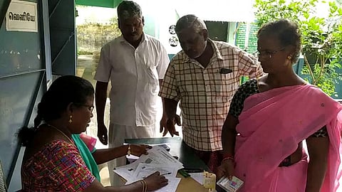வாக்காளர் அடையாள அட்டை எண்ணுடன், ஆதார் எண்ணை இணைக்கும் பணி...!