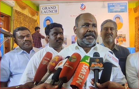 சசிகலாவின் ”ஒற்றுமை”...எஸ்கேப் ஆன முன்னாள் அமைச்சர்...செய்தியாளர்களிடம் கூறிய 3 வார்த்தை...!