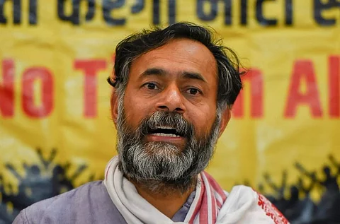 டெல்லி விவசாயிகள் போராட்டத்தில் பிளவா? யோகேந்திர யாதவ் விலகல்!