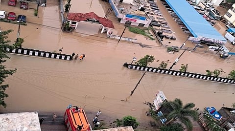 ‘போட்’ விடும் அவல நிலை; வெள்ளத்தில் மூழ்கிய பெங்களூரு!!!