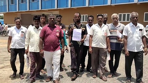 செருப்பு மாலை அணிந்து ஆட்சியர் அலுவலகத்தில் கோரிக்கை மனு அளித்த நபர்...!