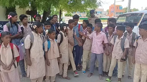 பள்ளி நேரத்தில் பேருந்துகளை இயக்க கோரிக்கை...! மாணவர்கள் மனு...!