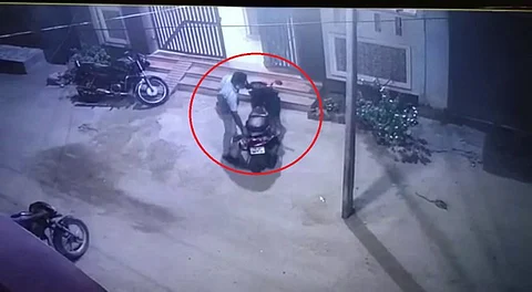 இரு சக்கர வாகனத்தை திருடி செல்லும் மர்ம நபர்...! சிசிடிவி காட்சியில் சிக்கிய சம்பவம்...!