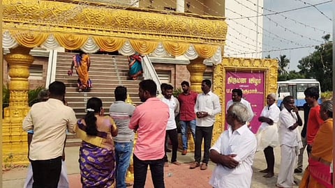 மாலையுடன் காத்திருந்த மணப்பெண்.. காதலியுடன் கம்பி நீட்டிய மாப்பிள்ளை...