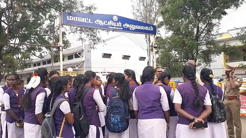 கல்லூரிகளை இணைக்க கூடாது...! ஆட்சியரிடம் மனு கொடுக்க திரண்ட மாணவிகள்..!