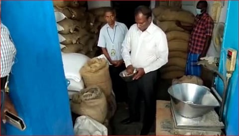 நியாய விலை கடைகளில் திடீர் ஆய்வு மேற்கொண்ட ஆட்சியர்..!