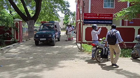 வசமாக சிக்கிய கஞ்சா விற்பனையில் ஈடுபட்ட பெண்...!