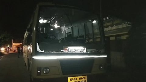 அரசு பேருந்து மீது கல் வீசிய மர்ம நபர்...! வலை வீசும் போலீசார்...!