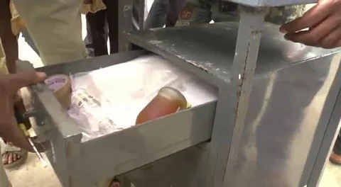 பள்ளி நேரத்தில் மது போதையில் இருந்த பெண் ஆசிரியர்...! கையும் களவுமாக பிடிபட்ட சம்பவம்...!