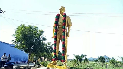 அனுமதி இன்றி வைக்கப்பட்ட இம்மானுவேல் சேகர் சிலை...!