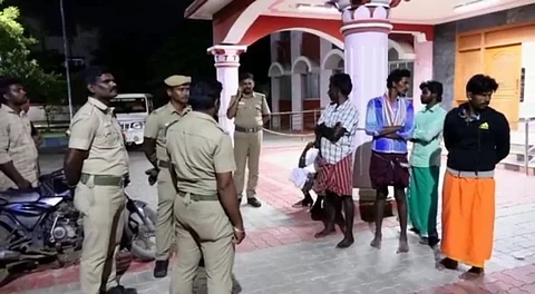 வனப்பகுதியில் துப்பாக்கியுடன் சுற்றித்திரிந்த மர்ம நபர்கள்...! அதிரடியாக கைது செய்த வனத்துறையினர்..!