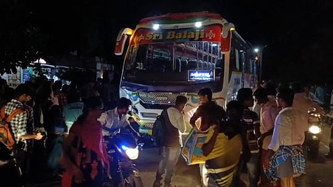பேருந்து சக்கரத்தில் சிக்கி இறந்த வாலிபர்!!!