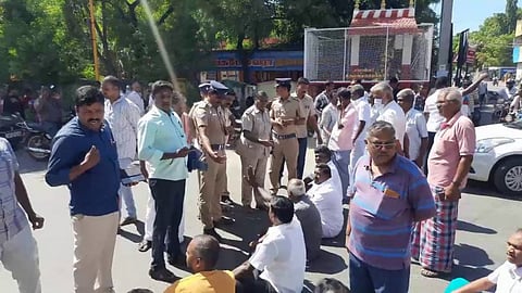 போக்குவரத்துக்கு இடையூராக வீடு கட்டுவதை தடுக்க வேண்டும்...! கவுன்சிலர் தலைமையில் பொதுமக்கள் சாலை மறியல்..!