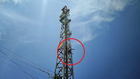 “அந்த டாஸ்மாக்ல தான் வேலை செய்வேன்”- செல்போன் டவர் மேல் ஏறி நின்று அடம்பிடித்த நபர்...